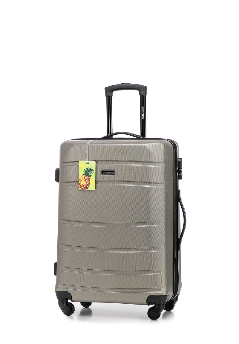 Zilveren harde koffer met een textuur oppervlak, zwarte accenten, een uitschuifbare handgreep en vier draaibare wielen. Inclusief een label in de vorm van een ananas.