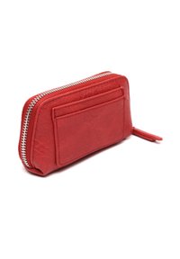 Raudona odinė užtraukiama piniginė su sidabriniu užtrauktuku ir išorine plokščia kišenė ant baltos fono.