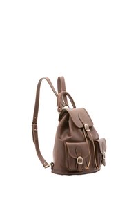 Bruine leren rugzak met twee voorkruiden, verstelbare schouderbanden en decoratieve stiksels. Voorzien van een klep met een sluiting.