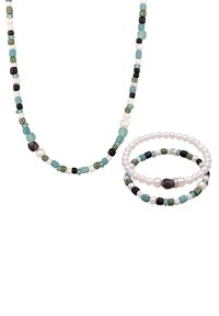 Halskæde og to armbånd med skiftende turkise, grønne, sorte, hvide perler og perler, der har dekorative mørke perler.