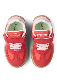 Rote Sneaker mit Obermaterial aus Wildleder und Synthetik, weißen Schnürsenkeln, Klettverschluss, beiger Sohle und grünem Innenfutter, mit Markenlogo auf der Zunge.