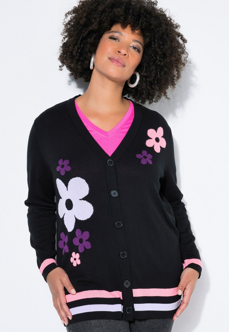 Schwarzer Cardigan mit floralen Mustern in Lila, Pink und Weiß, V-Ausschnitt und Knopfverschluss. Gestreifte pink-weiße Akzente an den Bündchen.