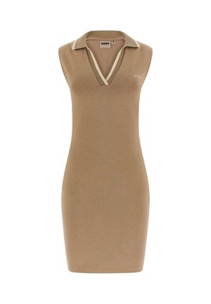 Robe en maille beige sans manches avec un col en V, ornée de bordures blanches et d'un petit logo "GUESS" sur la poitrine.