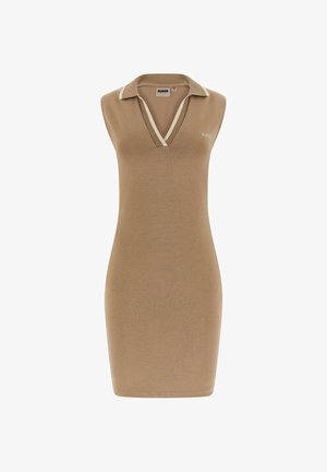 Mouwloze beige gebreide jurk met een V-hals en kraag, voorzien van witte bies en een klein "GUESS" logo op de borst.