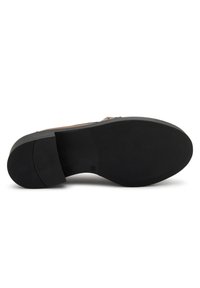 Scarpa marrone con una larga suola nera in gomma, caratterizzata da una texture liscia e una forma arrotondata. La parte inferiore presenta un semplice motivo di battistrada.