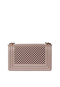 Beige textuur clutch tas met een verhoogd bubbels patroon, rechthoekige vorm en twee metalen ritsen aan de bovenrand.