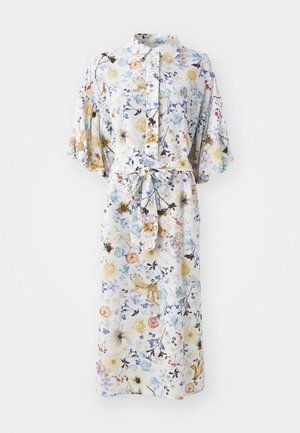 Kvetinové šaty s ľahkým materiálom, golierom, krátkymi nafúknutými rukávmi, opaskom na viazanie a rôznymi farebnými kvetmi na bielom pozadí.