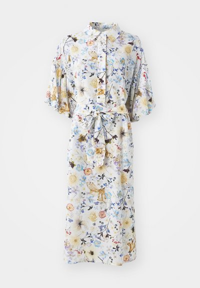 Rochie cu flori, realizată dintr-un material ușor, cu guler la gât, mâneci scurte tip puff, talie cu cordon și flori de diverse culori pe un fundal alb.