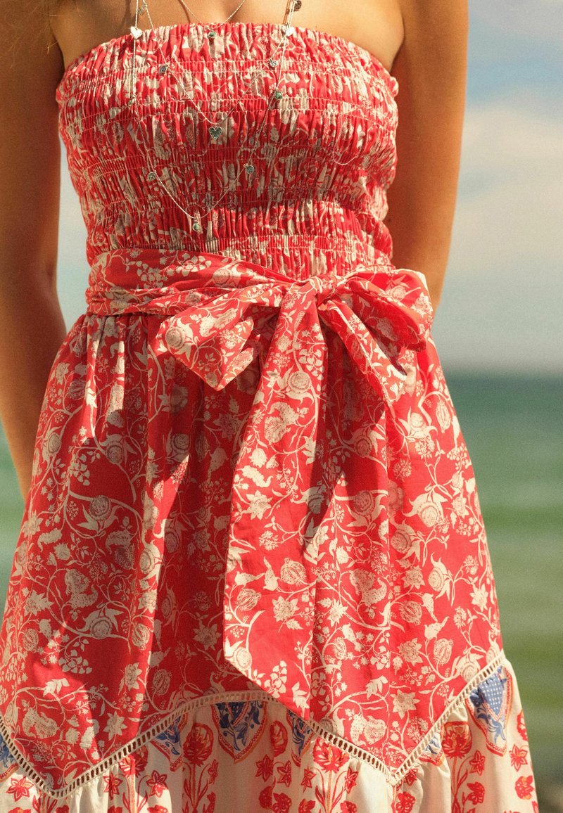 Next SHIRRED BANDEAU SUMMER - REGULAR FIT - Maxi dress - red floral  print/red - Zalando