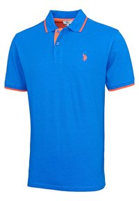 Modra polo majica z oranžnimi detajli na ovratniku in rokavih. Mehka tkanina, placket z dvema gumboma in izvezena blagovna znamka na prsih.