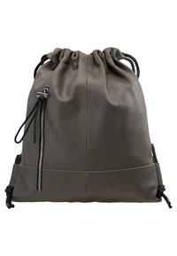 Sac à dos en cuir brun avec un haut froncé, accents en corde noire et une poche avant zippée pour un rangement supplémentaire.