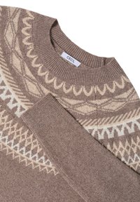 Maglione a maglia marrone con design a girocollo circolare e motivi geometrici color crema, colletto a giro e polsini a costine. Etichetta del marchio visibile.