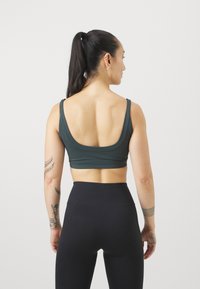 ICANIWILL NIMBLE BRA  - Sujetadores deportivos con sujeción media - dark green