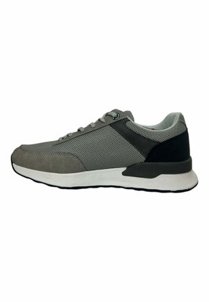 Zapatilla deportiva para hombre en gris y negro con parte superior de malla y ante, suela blanca y cierre de cordones, mostrada en perfil derecho sobre fondo blanco.