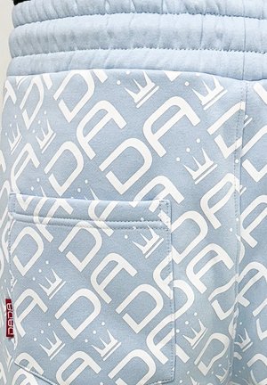Himmelblaues Stoffshorts mit einem sich wiederholenden weißen Logo-Muster und Kronenmotiiven, elastischem Bund und einer Gesäßtasche.