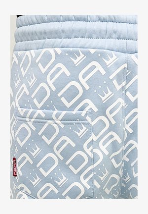 Himmelblaues Stoffshorts mit einem sich wiederholenden weißen Logo-Muster und Kronenmotiiven, elastischem Bund und einer Gesäßtasche.