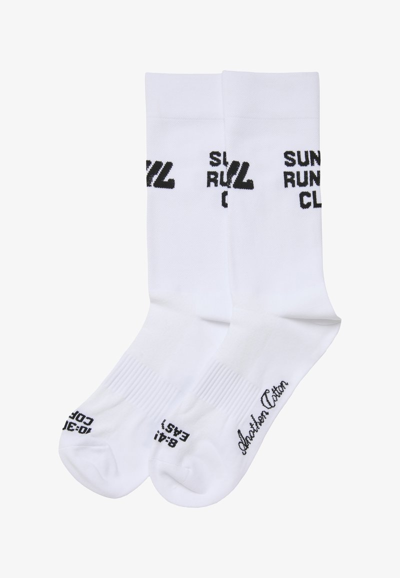 Calzini sportivi bianchi con testo nero marchiato "SUN" e "RUN" sull'esterno. Realizzati in una morbida miscela di cotone con polsini a costine.