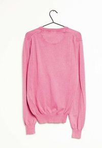 Vaaleanpunainen pitkähihainen neulepaita, joka on valmistettu pehmeästä kankaasta. Siinä on resorit hihansuissa ja helmassa, pyöreä pääntie ja hieman puffatut hihat.