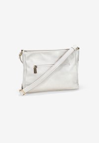 Bolso cruzado de cuero plateado con textura suave, bolsillo con cremallera en la parte frontal y correa ajustable con un acento de herrajes en tono dorado.