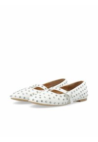 Scarpe bianche flat con punta affusolata, decorate con borchie argentate e una fascetta sul dorso del piede con una fibbia decorativa.