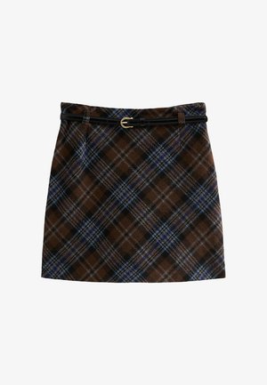 Falda de cuadros marrón hecha de tela con acentos en azul y negro, que presenta un cinturón negro con una hebilla dorada. Diseño de corte recto.