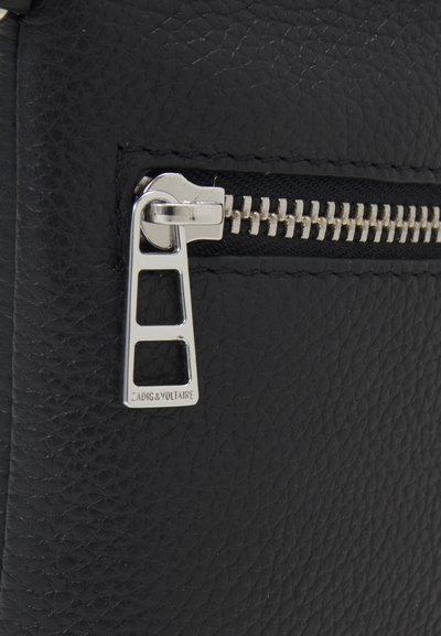 Borsa in pelle nera con texture a pallini, dotata di un zip in metallo argentato, con un design geometrico distintivo e il marchio inciso sul hardware.