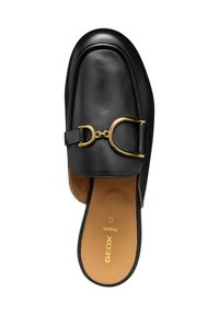 Mocassin en cuir noir avec un bout arrondi et une finition en boucle dorée. Présente une semelle intérieure beige avec le logo "GEOX" et un design à enfiler.