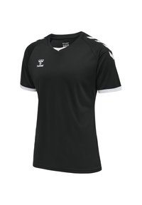 Zwarte sporttrui van gladde stof. Heeft korte mouwen, witte accenten op de kraag en mouwen, en een logo op de borst.