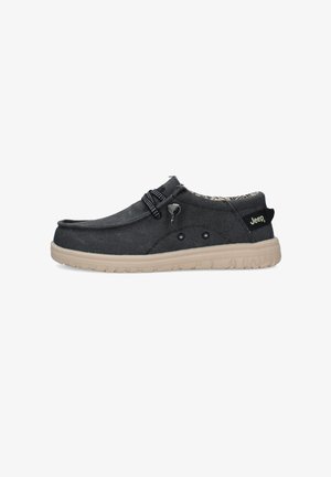Scarpa casual nera slip-on con suola beige, fodera interna con motivo, lacci elastici e logo Jeep sulla linguetta del tallone, vista laterale.