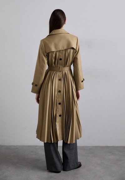 Khaki trench coat s pleated hrbtno zasnovo, z gumbi in pasom okoli pasu. Gladka tekstura s ovratnikom in dolgimi rokavi.