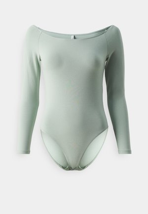 Bodysuit de mangas largas verde claro con escote off-the-shoulder. Tejido suave, forma ajustada y aberturas de pierna altas.