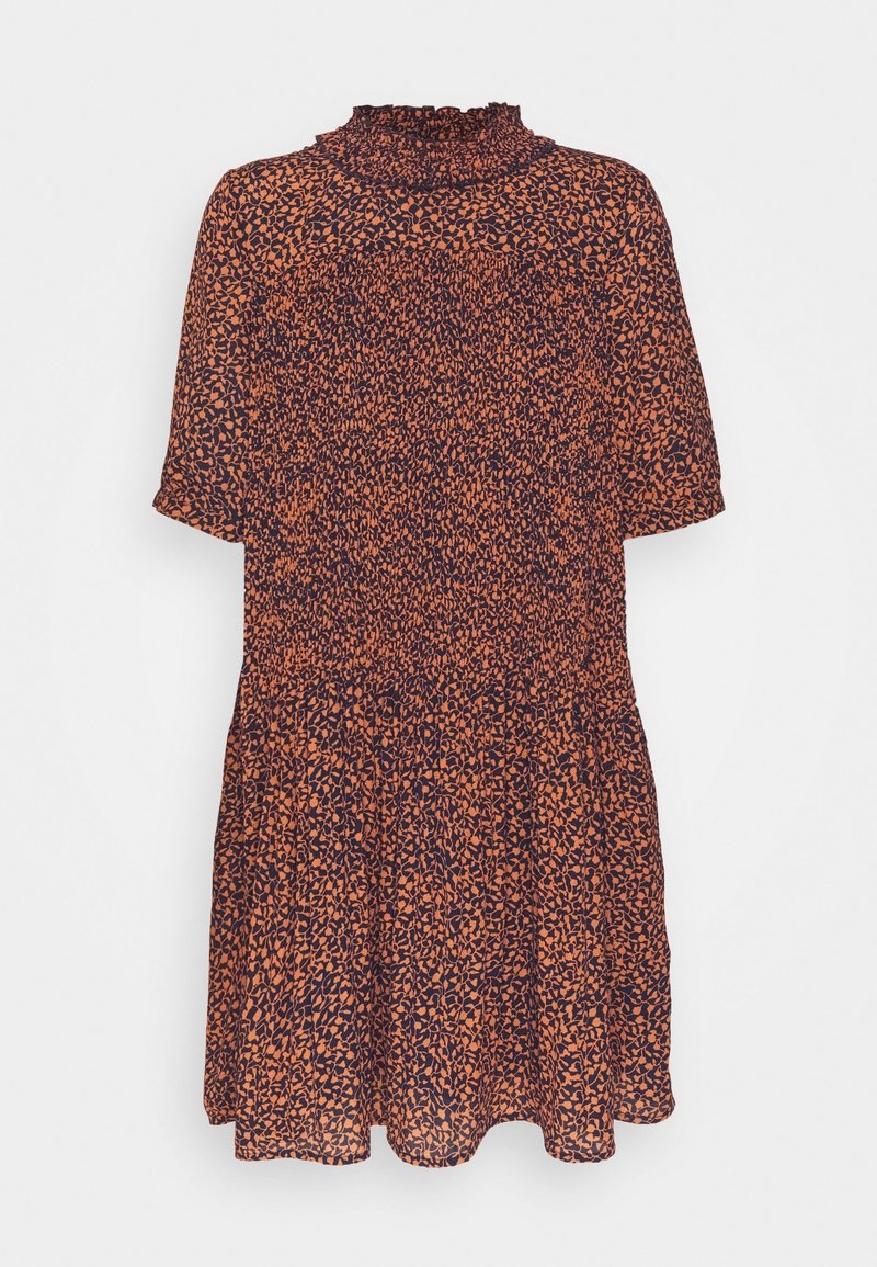 Robe fleurie orange et noire à manches courtes avec corsage smocké, col montant à volants, jupe évasée et tissu léger.
