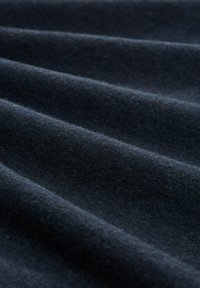 Ciemnonyonowy materiał o miękkiej teksturze, z wyraźnymi falistymi fałdami i lekko błyszczącym wykończeniem, podkreślającym jego gładką powierzchnię.