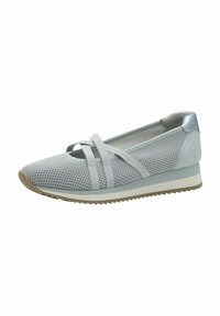 Hellblaues Sneaker aus Mesh-Obermaterial und mit Querriemen-Design. Verfügt über eine weiche, strukturierte Oberfläche und eine kontrastierende weiße Gummisohle.