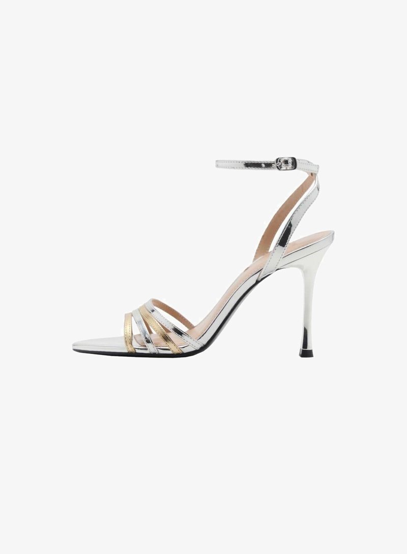 Metallisch silberne High-Heel-Sandalette mit goldenen Streifen, offener Zehenpartie, Knöchelriemen und einer eleganten, konturierten Form mit glänzender Oberfläche.
