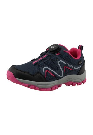 Scarpa sportiva blu scuro e rosa con suola spessa, punta nera e chiusura a rotella, progettata per uso outdoor o da trail.