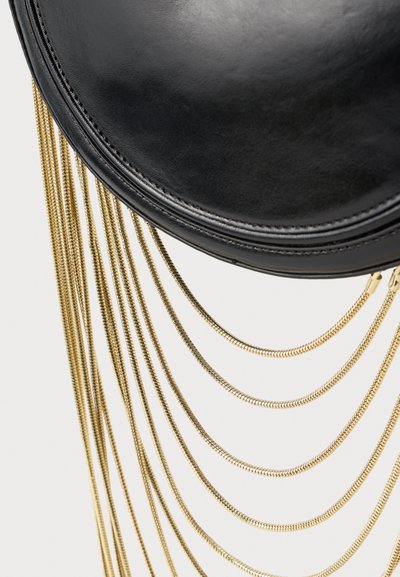 Bolsa redonda de couro preto com detalhes em corrente dourada em cascata, apresentando uma textura suave e costura precisa ao longo da borda.