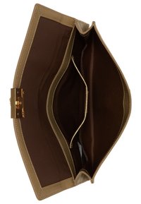 Beige strukturerad kuvertväska i syntetmaterial med brun tygfodring, metallspänne och flera fack.