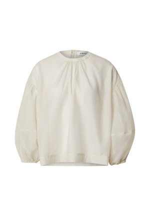 Lichtcrème blouse met een hoge ronde halslijn en lange pofmouwen. Voorzien van geplooide details op de schouders en een rechte zoom.