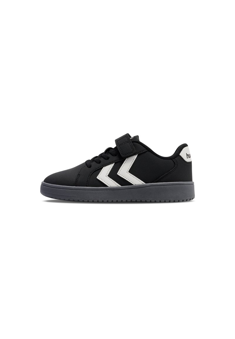 Svart sneaker med kardborreband och snören, med vita chevron detaljer. Sulan är i gummi med ett mönster för bra grepp.