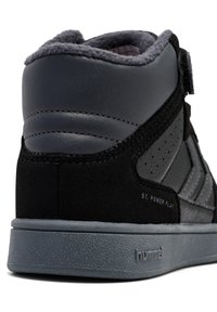 Czarno-szare wysokie trampki wykonane z zamszu i skóry, z wyściełanym kołnierzem, teksturowaną szaro-skalą podeszwą i perforacjami po bokach. Obecne logo marki.