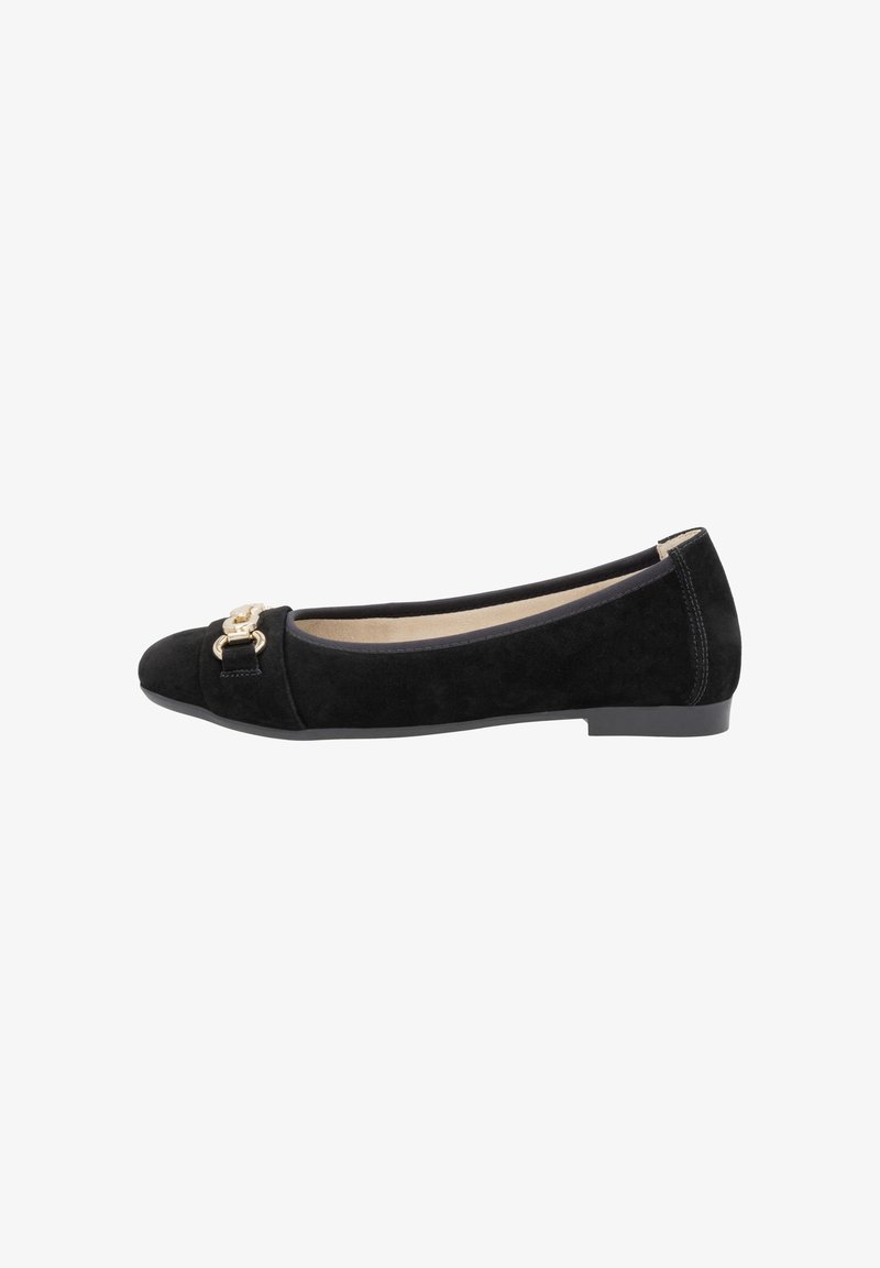 Ballerine en daim noir avec un bout arrondi, des accessoires décoratifs en doré et une semelle plate. Doublure intérieure lisse avec des détails de couture minimaux.