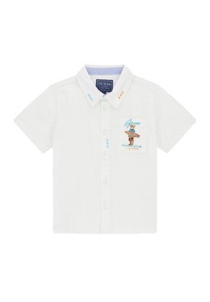 Camicia bianca a maniche corte con bottoni, con orsetto ricamato che tiene un cartello Guess sulla tasca del petto e dettagli a stella blu e arancione sul colletto.
