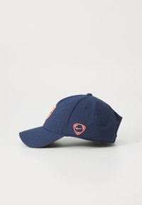 Marineblauwe baseballpet van stof, met een oranje logo en accenten aan de voorkant en zijkant, voorzien van een gebogen rand en een zespanelenontwerp.