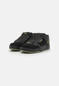 Globe TILT - Skatesko - black/olive