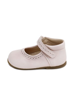 Zapato Mary Jane para niño pequeño de color rosa claro con detalles perforados, una sola tira con cierre de velcro y una suela plana marrón.