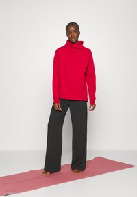 Athleta COZY KARMA TWIST NECK - Melegítőfelső - clover berry