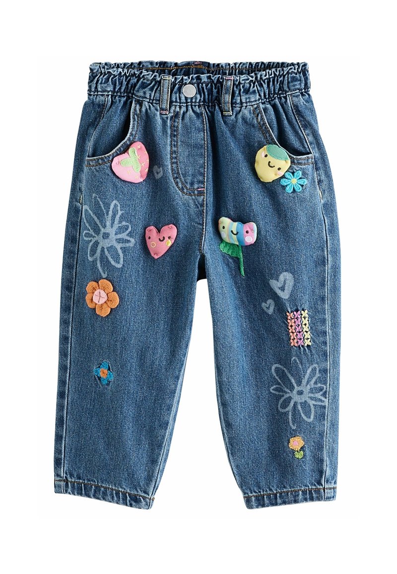 Pantalon enfant en denim bleu avec ceinture élastique, décoré de fleurs brodées colorées, de cœurs et de patches de personnages souriants.