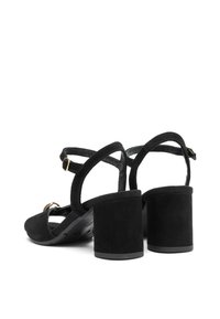 Czarne zamszowe sandały na obcasie z blokowym obcasem, z paskami na kostce i małym metalowym akcentem z przodu. Gładka faktura z minimalistycznym wzornictwem.