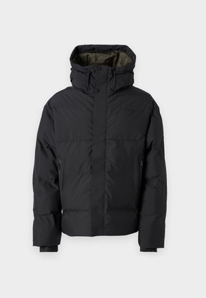 Doudoune noire avec un col haut, des doubles zips, des poches latérales et une capuche. Caractéristiques d'un extérieur lisse et d'un intérieur doublé.